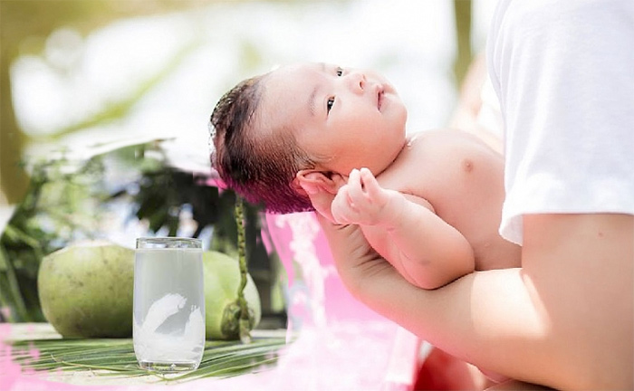 Làm thế nào để tắm nước dừa cho trẻ sơ sinh đúng cách?
