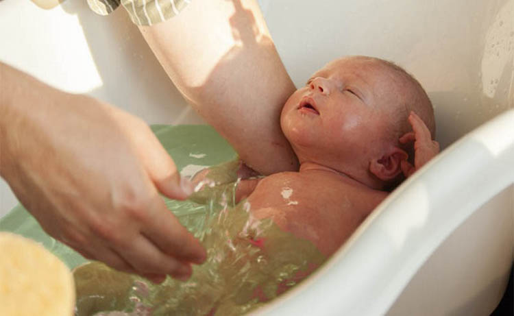 Nhiệt độ nước tắm cho trẻ sơ sinh bao nhiêu là phù hợp?